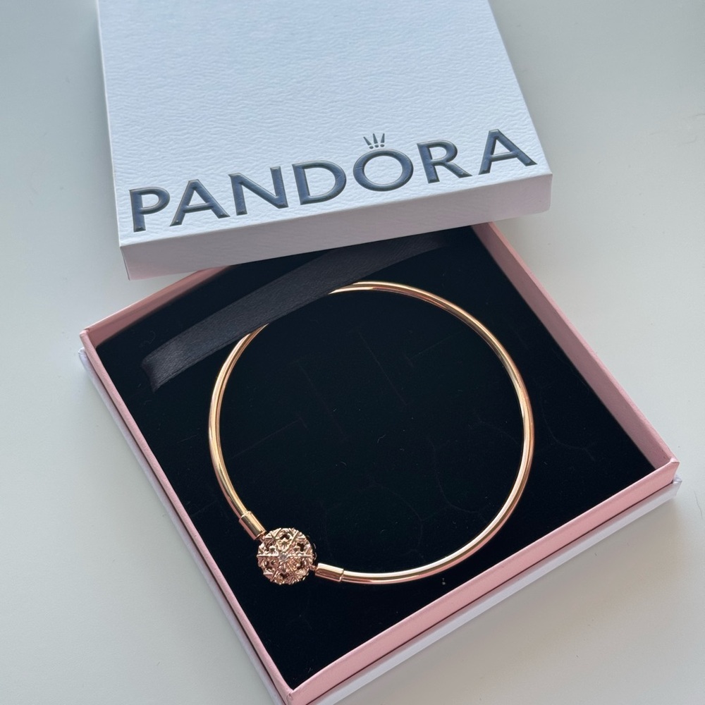 Pandora Moments Sparkling Snowflake Clasp Bangle in Rose Gold